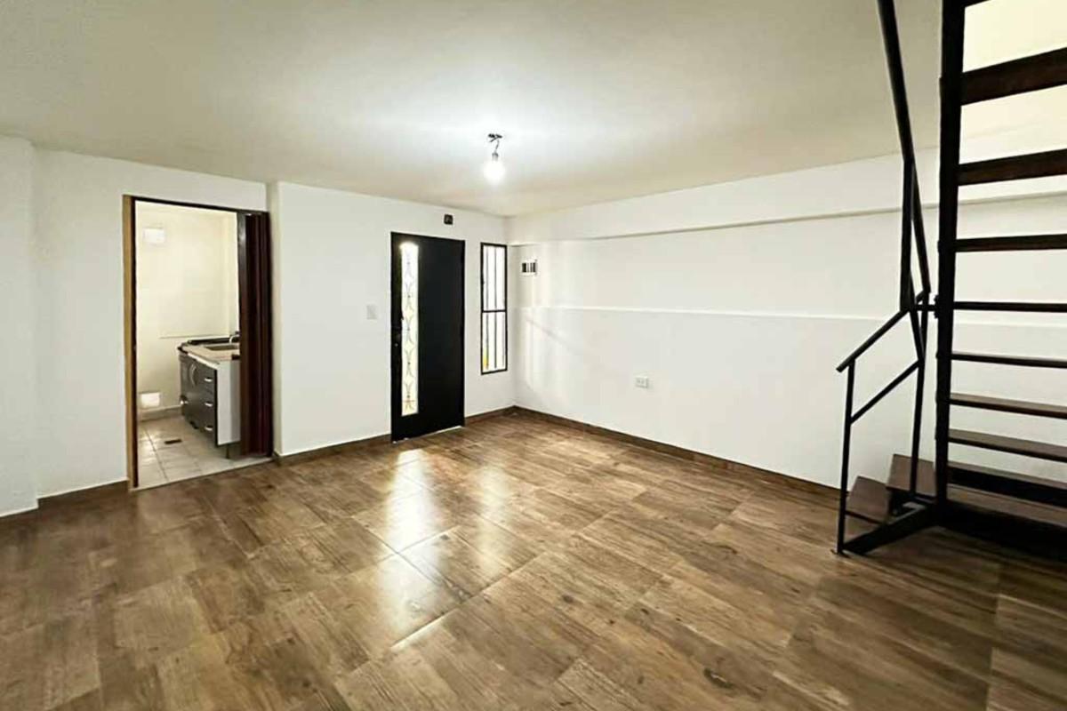 Foto de Casa de pasillo en PH tipo dúplex de 1 dormitorio en zona centro. Apto, imagen 1