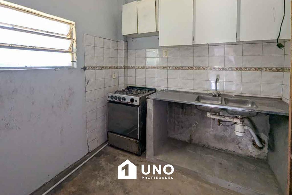 Foto de Casa de pasillo a reciclar, con patio y terraza. A metros de Puerto, imagen 2