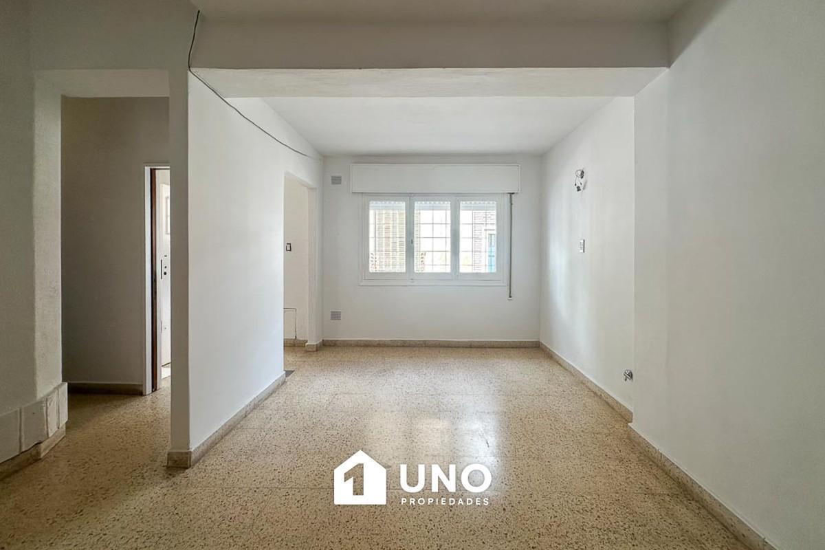 Foto de Casa de 2 dormitorios más comodín, patio con parrillero, terraza y, imagen 2