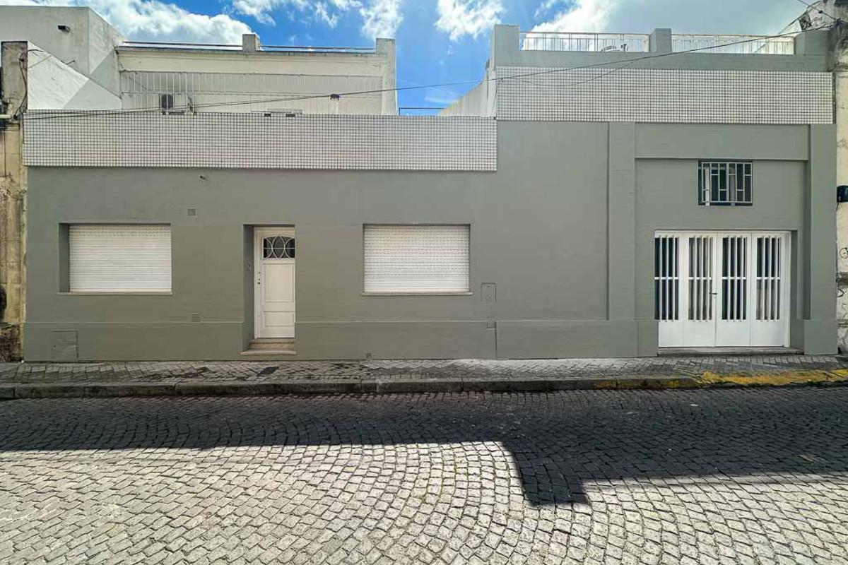Foto de Casa de 2 dormitorios más comodín, patio con parrillero, terraza y, imagen 1