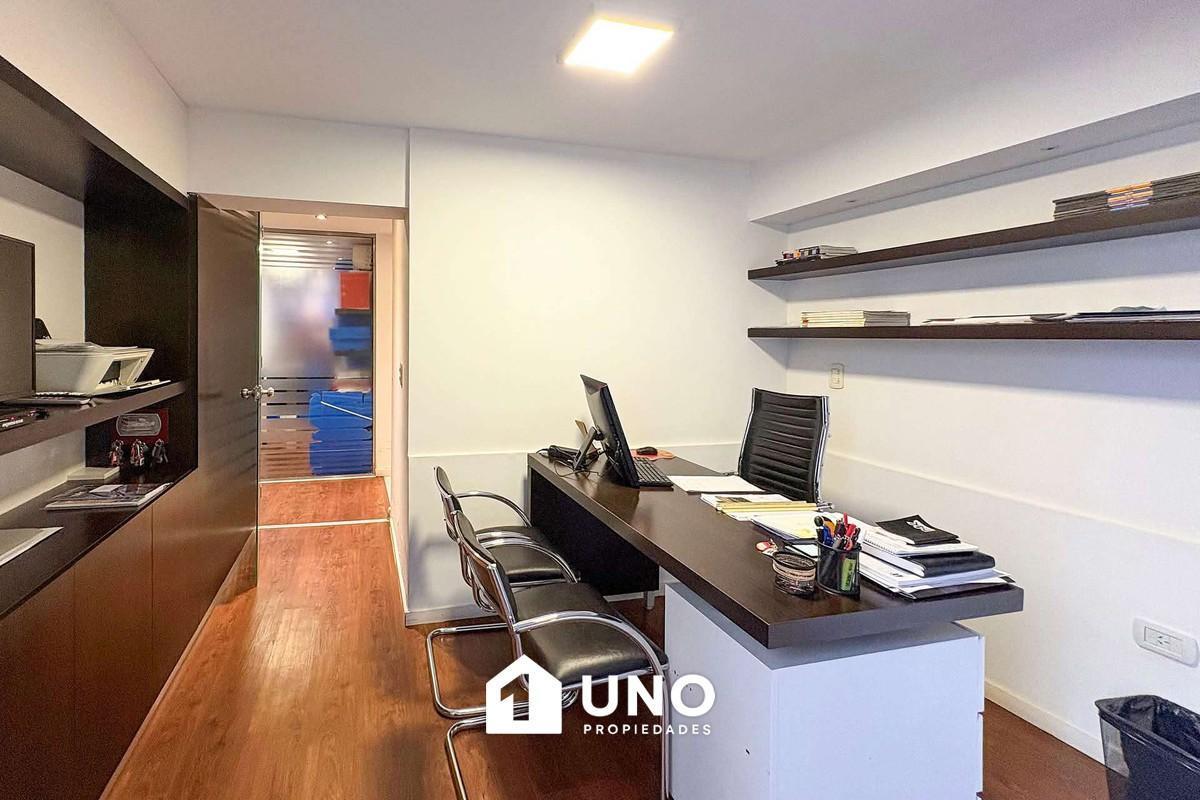 Foto de Amplia oficina orientada al norte, con patio de uso exclusivo. Con, imagen 4