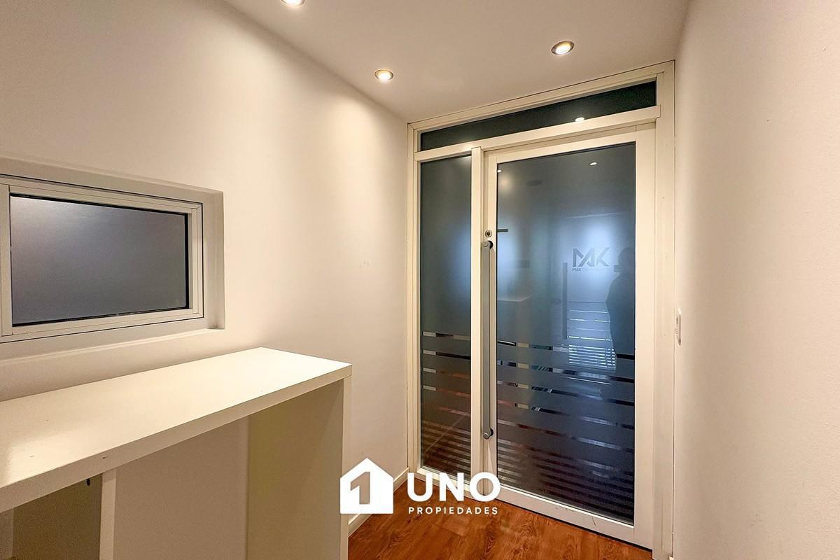 Foto de Amplia oficina orientada al norte, con patio de uso exclusivo. Con, imagen 3