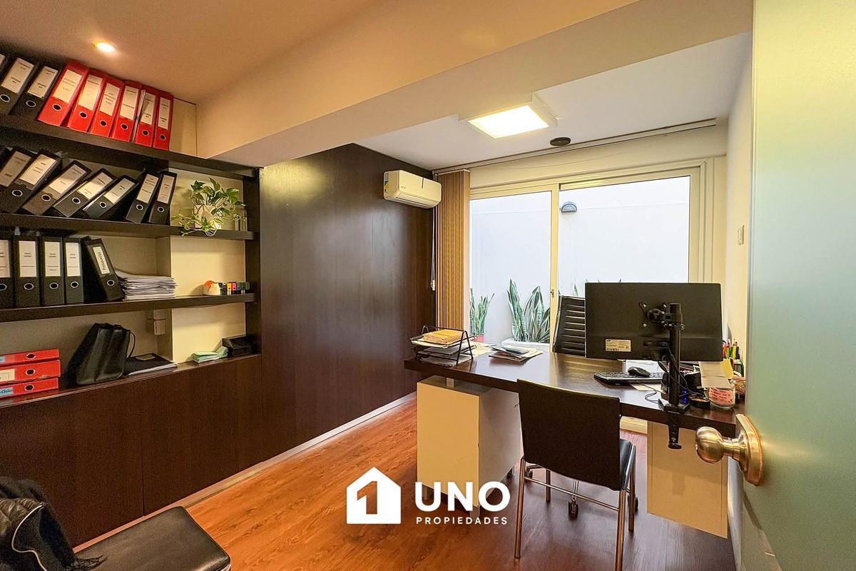 Foto de Amplia oficina orientada al norte, con patio de uso exclusivo. Con, imagen 2