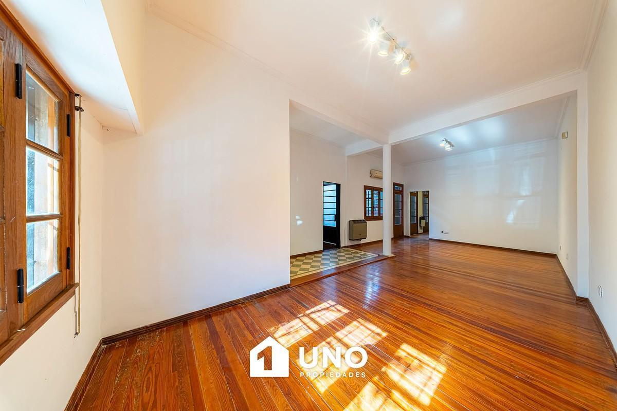 Foto de Casa al frente de 3 dormitorios. Con doble ingreso, cochera y terraza, imagen 2