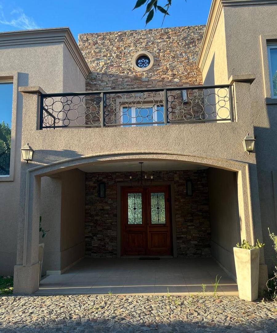 Casa 4 dormitorios, parque, piscina, en barrio Terravista, Posibilidad de financiación o permuta !!