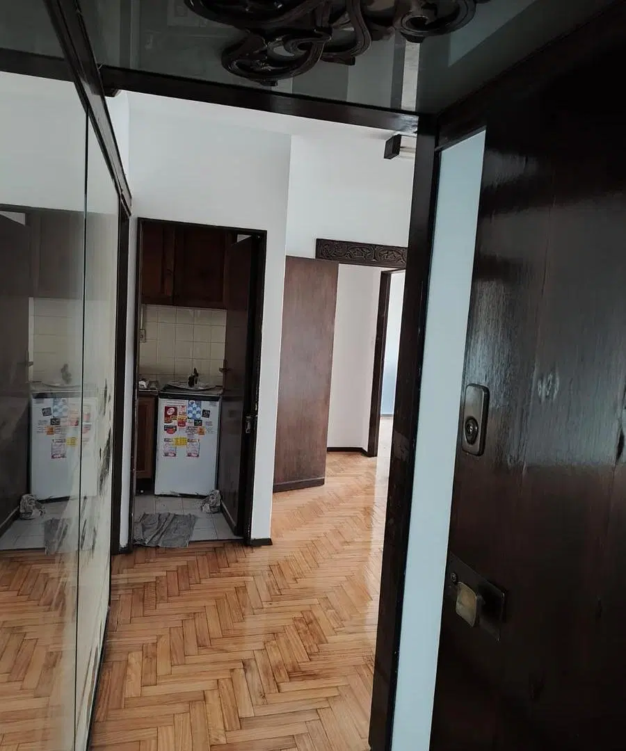 Departamento de 3 amb c/dep., 6° piso sobre Av. Corrientes, a metros de Montevideo 4