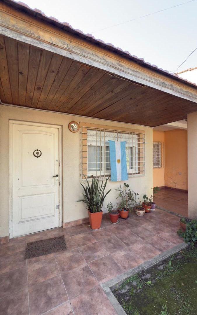 Foto de Casa de 3 dormitorios con departamento de 2 ambientes en Villa Luzuriaga, imagen 1
