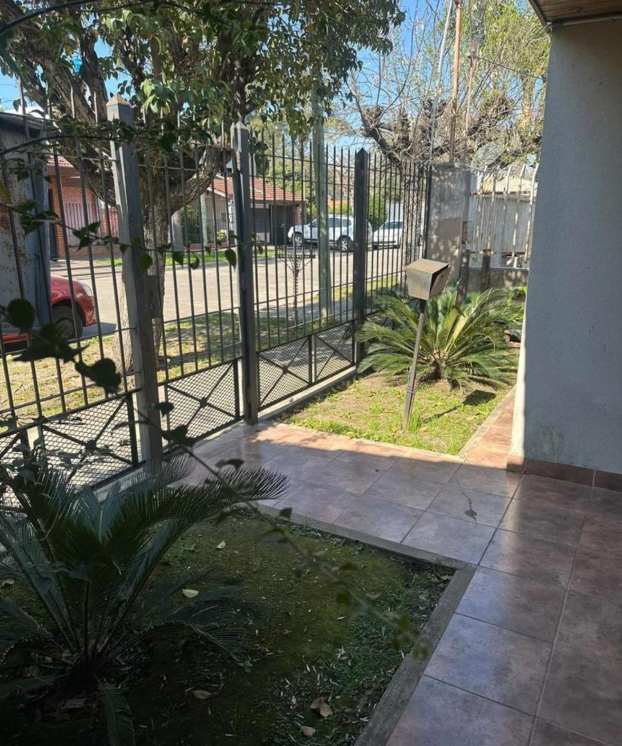 Foto de Casa de 3 dormitorios con departamento de 2 ambientes en Villa Luzuriaga, imagen 4