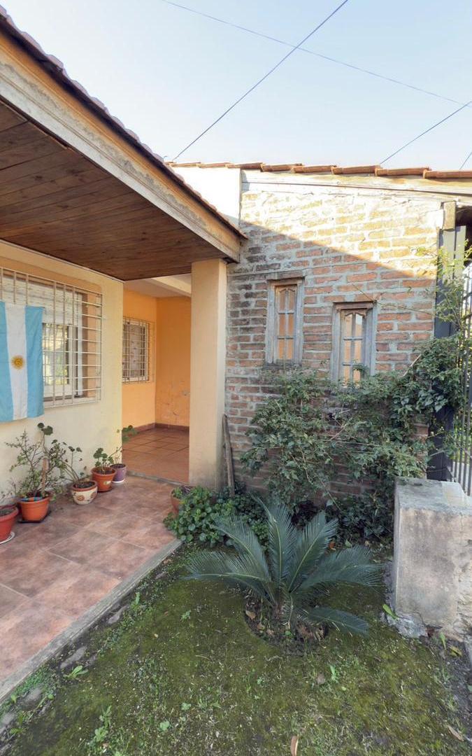 Foto de Casa de 3 dormitorios con departamento de 2 ambientes en Villa Luzuriaga, imagen 3