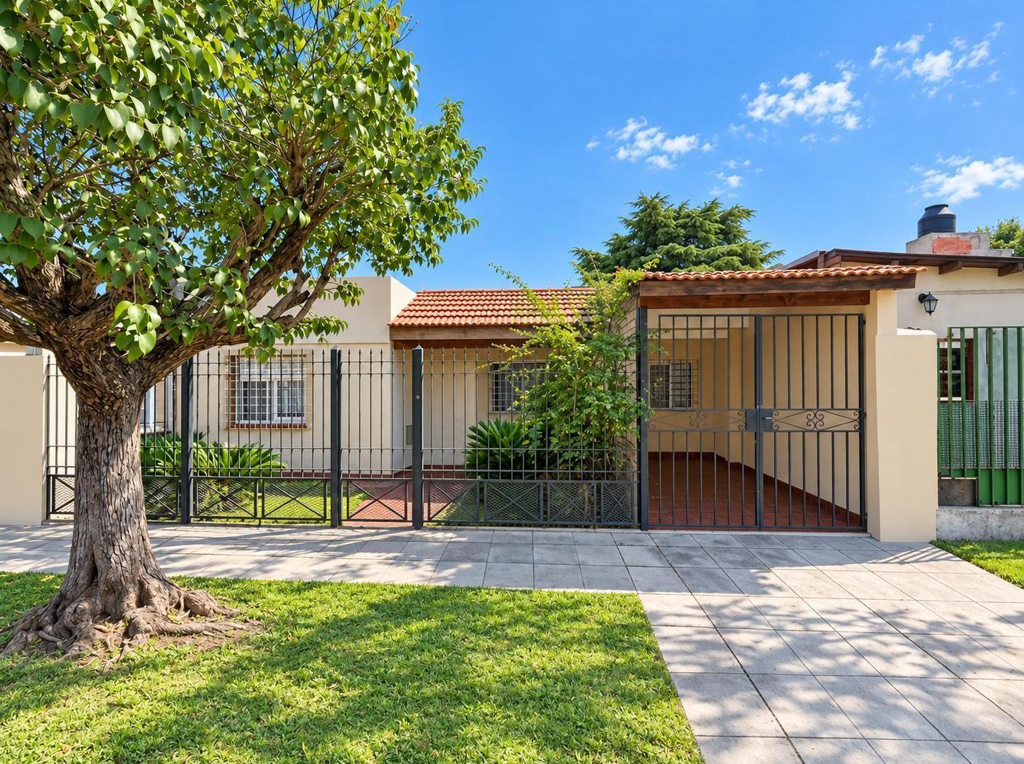 Foto de Casa de 3 dormitorios con departamento de 2 ambientes en Villa Luzuriaga, imagen 2
