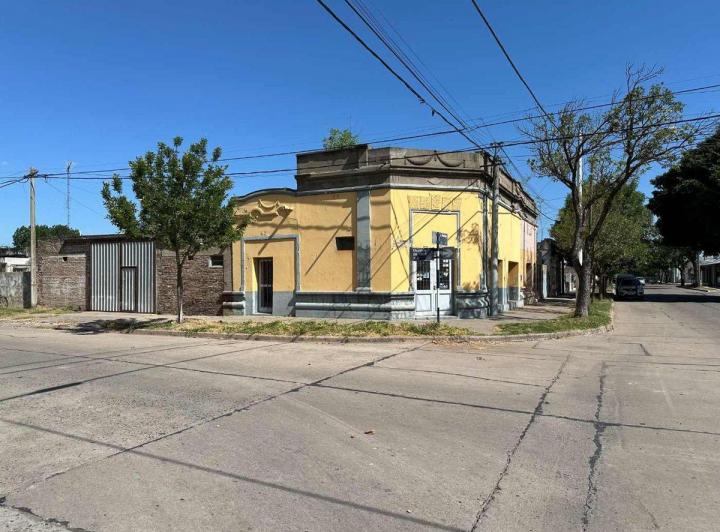 VENTA / CASA EN ESQUINA / A RECICLAR / RAFAELA 3