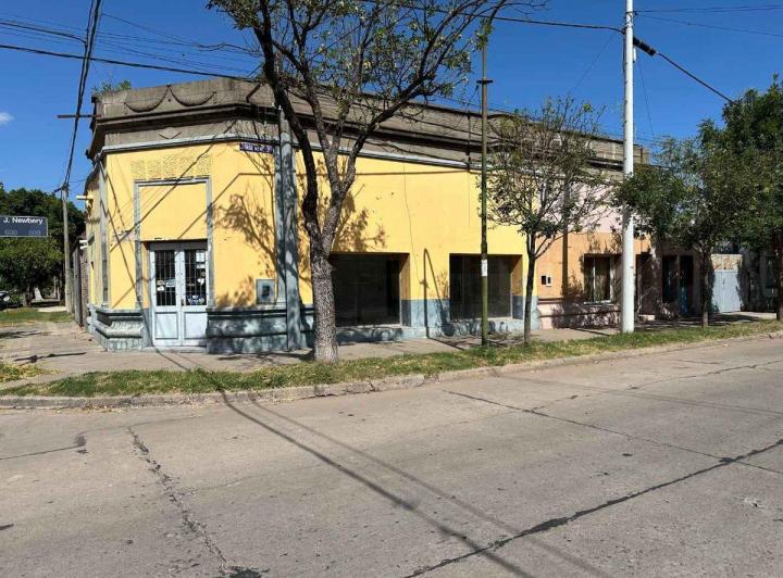 VENTA / CASA EN ESQUINA / A RECICLAR / RAFAELA 2