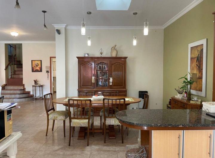 VENTA/CASA 3 DORMITORIOS/PILETA/SOBRE AVENIDA 5