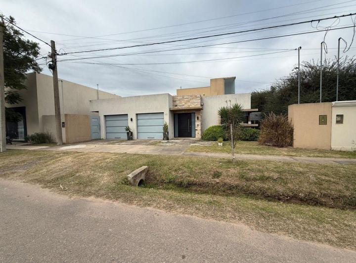 VENTA CASA / TODOS LOS SERVICIOS / 400 MTS CUB. 1