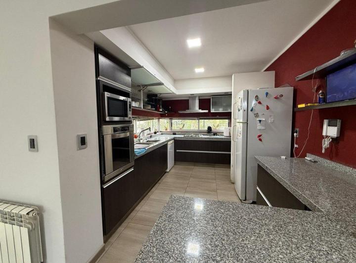 VENTA CASA / TODOS LOS SERVICIOS / 400 MTS CUB. 3