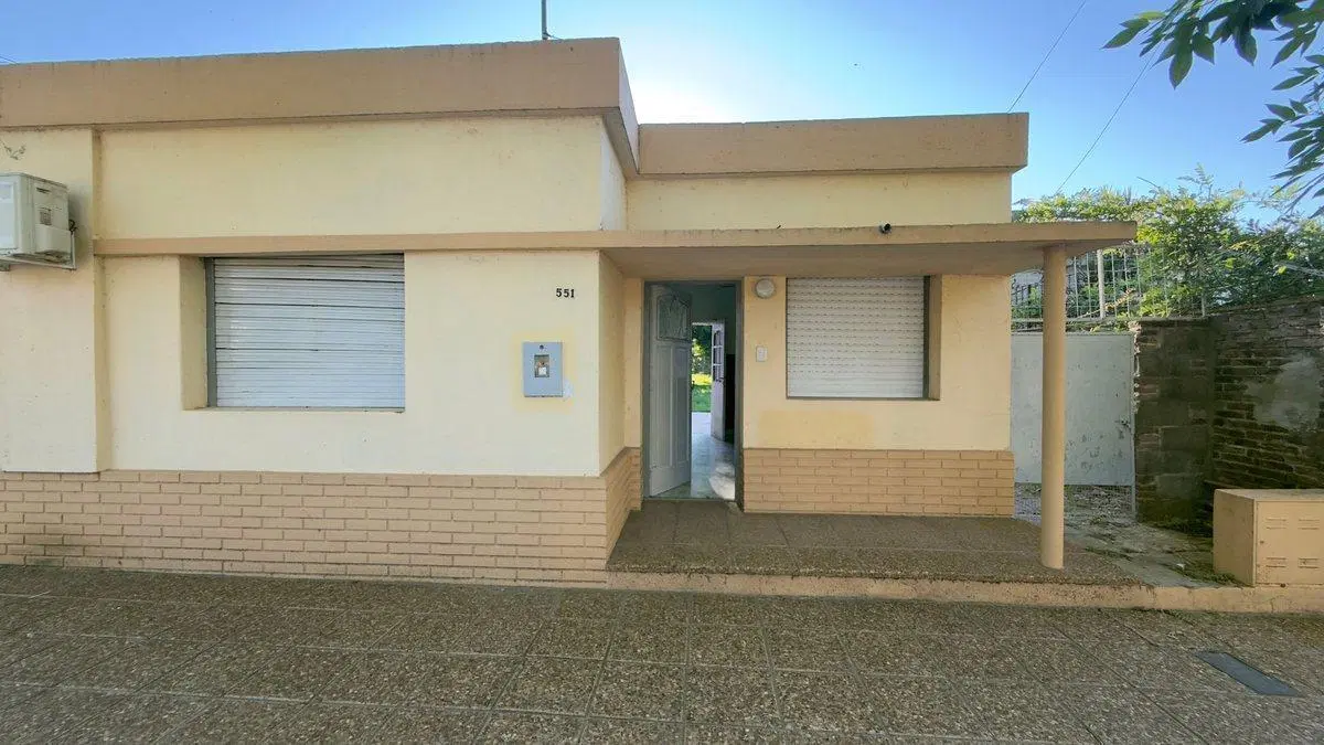 VENTA / AMPLIO PATIO / TODOS LOS SERVICIOS 3
