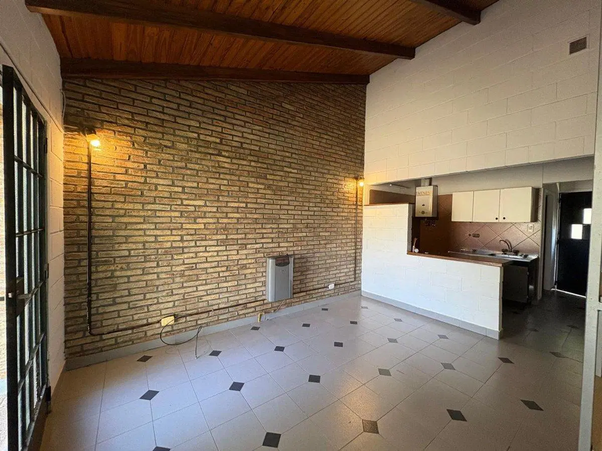 ALQUILER/ CASA/ 1 DORMI/ PATIO 2
