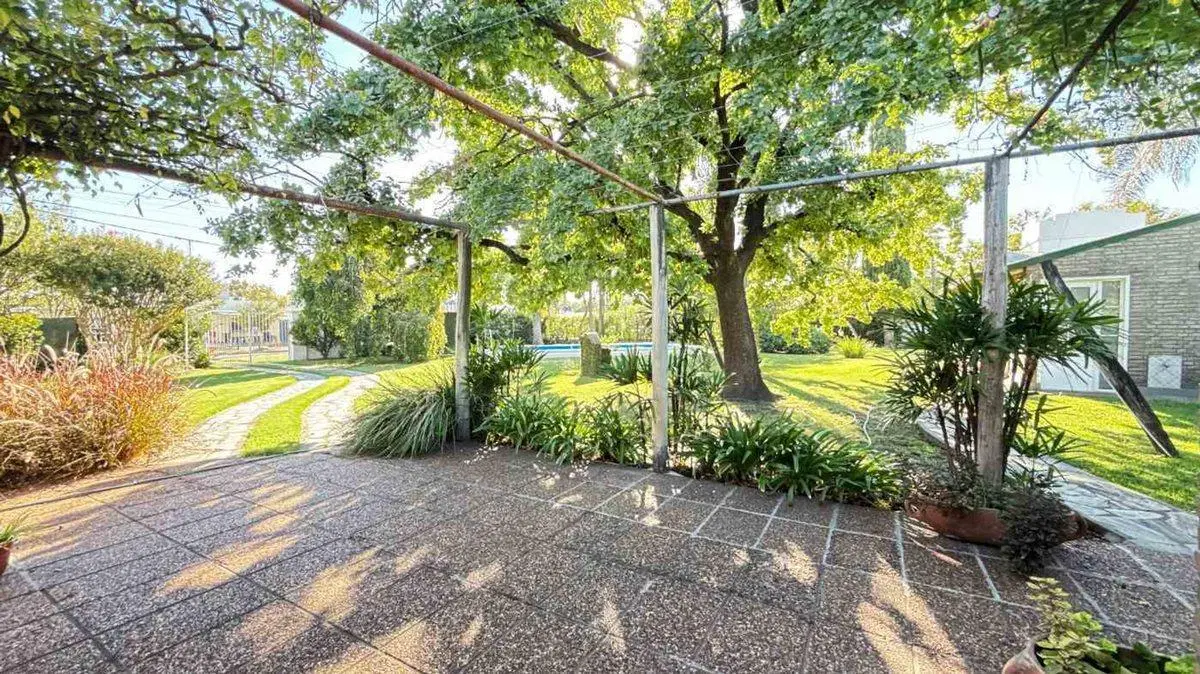 VENTA / CASA / QUINCHO / AMPLIO JARDÍN / PILETA / 2