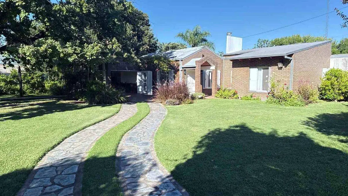 VENTA / CASA / QUINCHO / AMPLIO JARDÍN / PILETA / 5