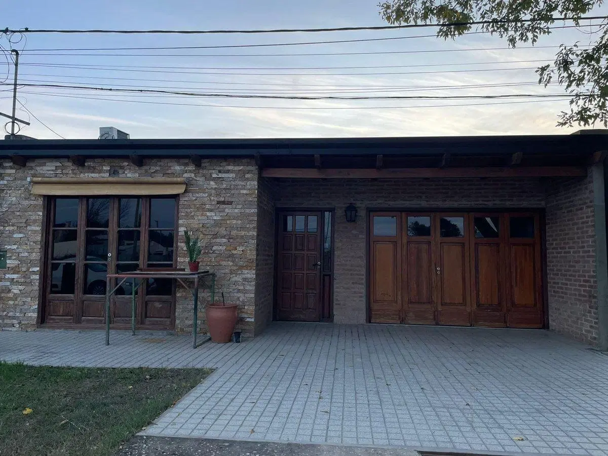 VENTA/AMPLIA CASA/3 DORMITORIOS/LEHMANN 4