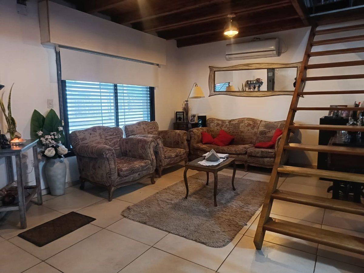 Foto de VENTA CASA / 4 DORMITORIOS / PILETA, imagen 4