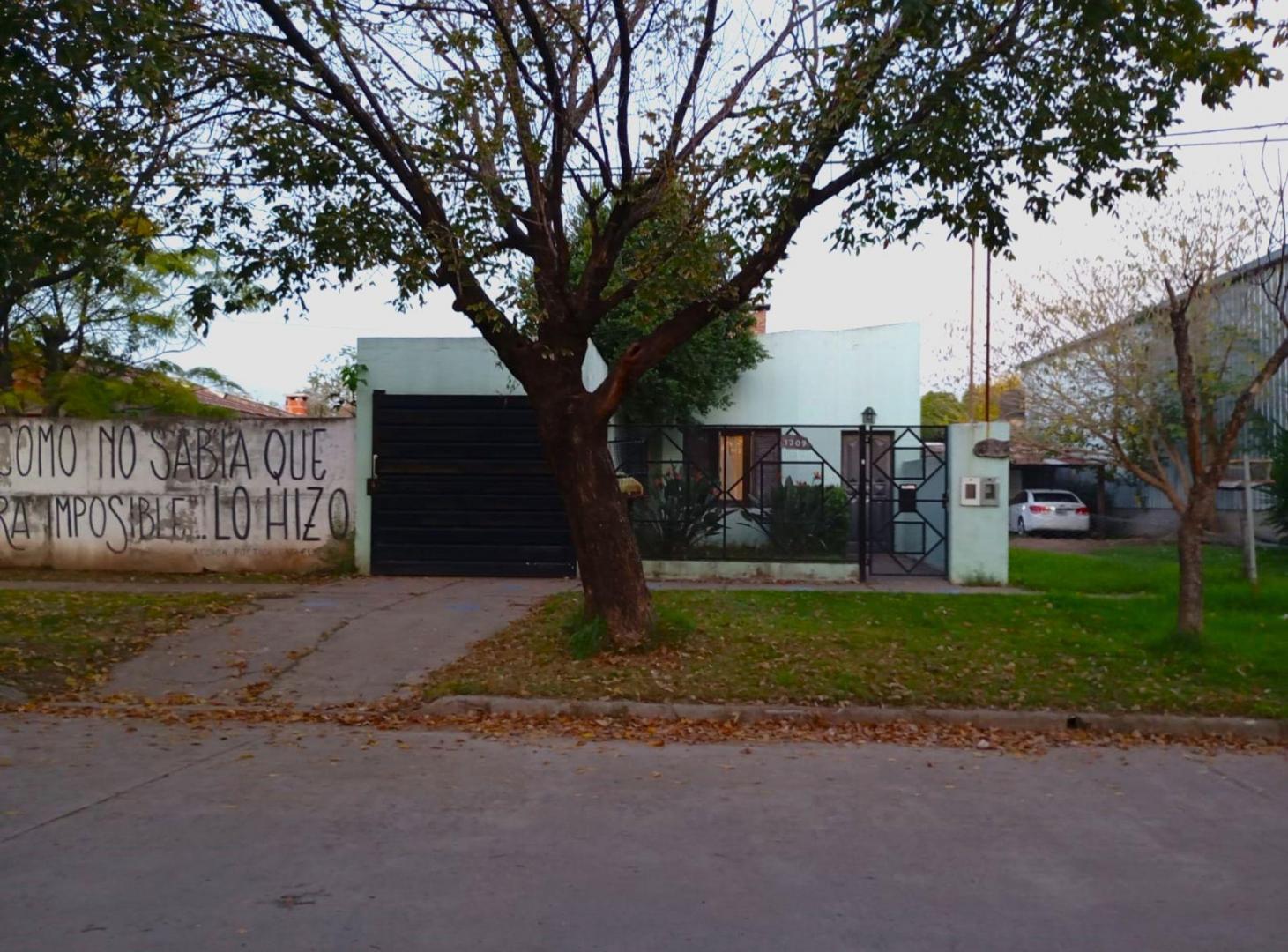 VENTA / DOS VIVIENDAS Y AMPLIO TERRENO/ RAFAELA