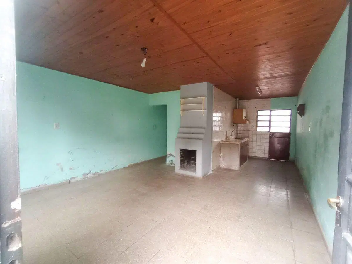 VENTA / DOS VIVIENDAS Y AMPLIO TERRENO/ RAFAELA 8