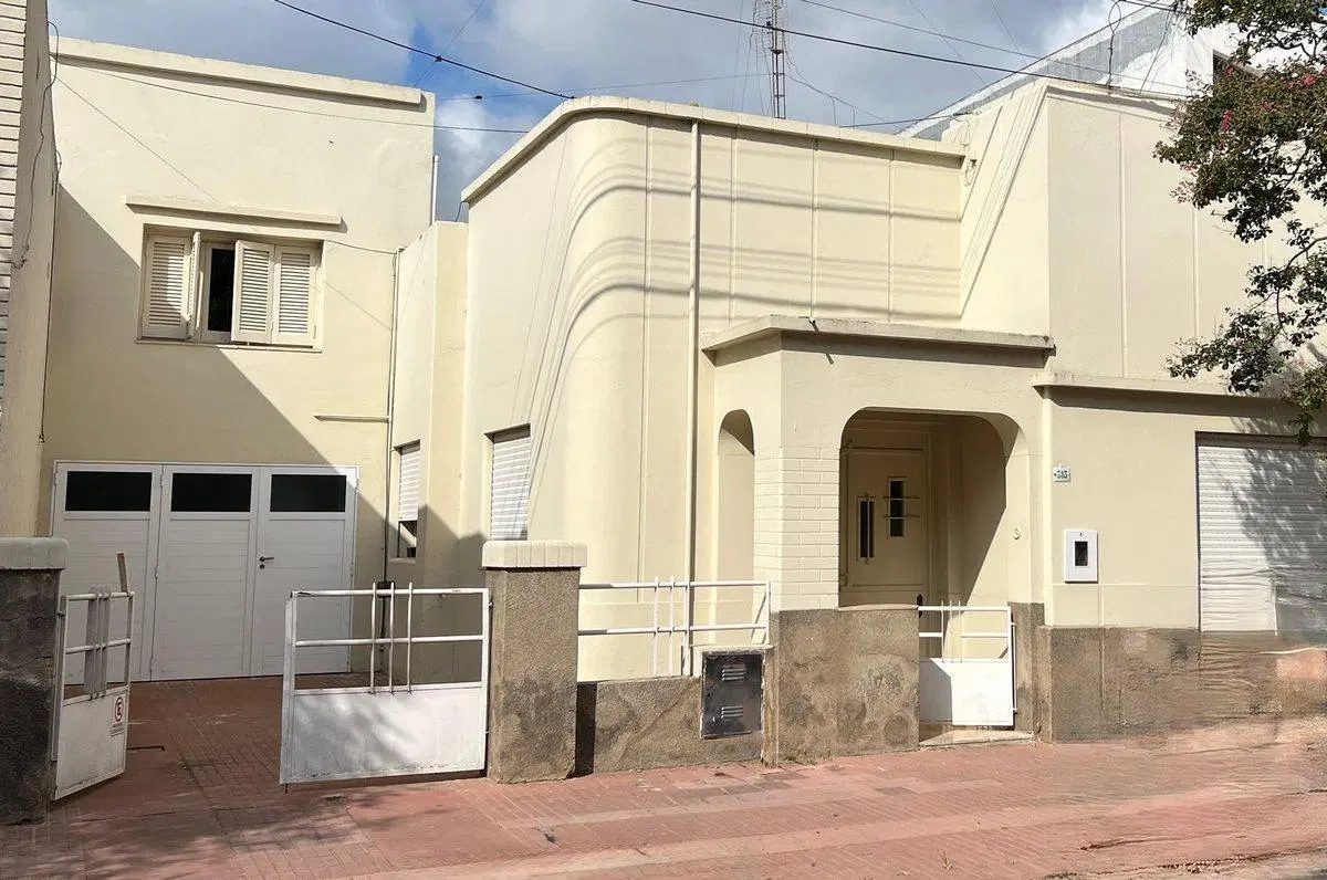 VENTA / CASA CÉNTRICA / 2DORM / SERVICIOS /RAFAELA 2