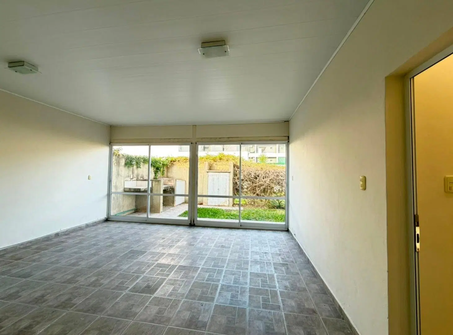 REMAX/ALQUILA/CASA/3DORM/COCHERA DOBLE/SERVICIOS 3
