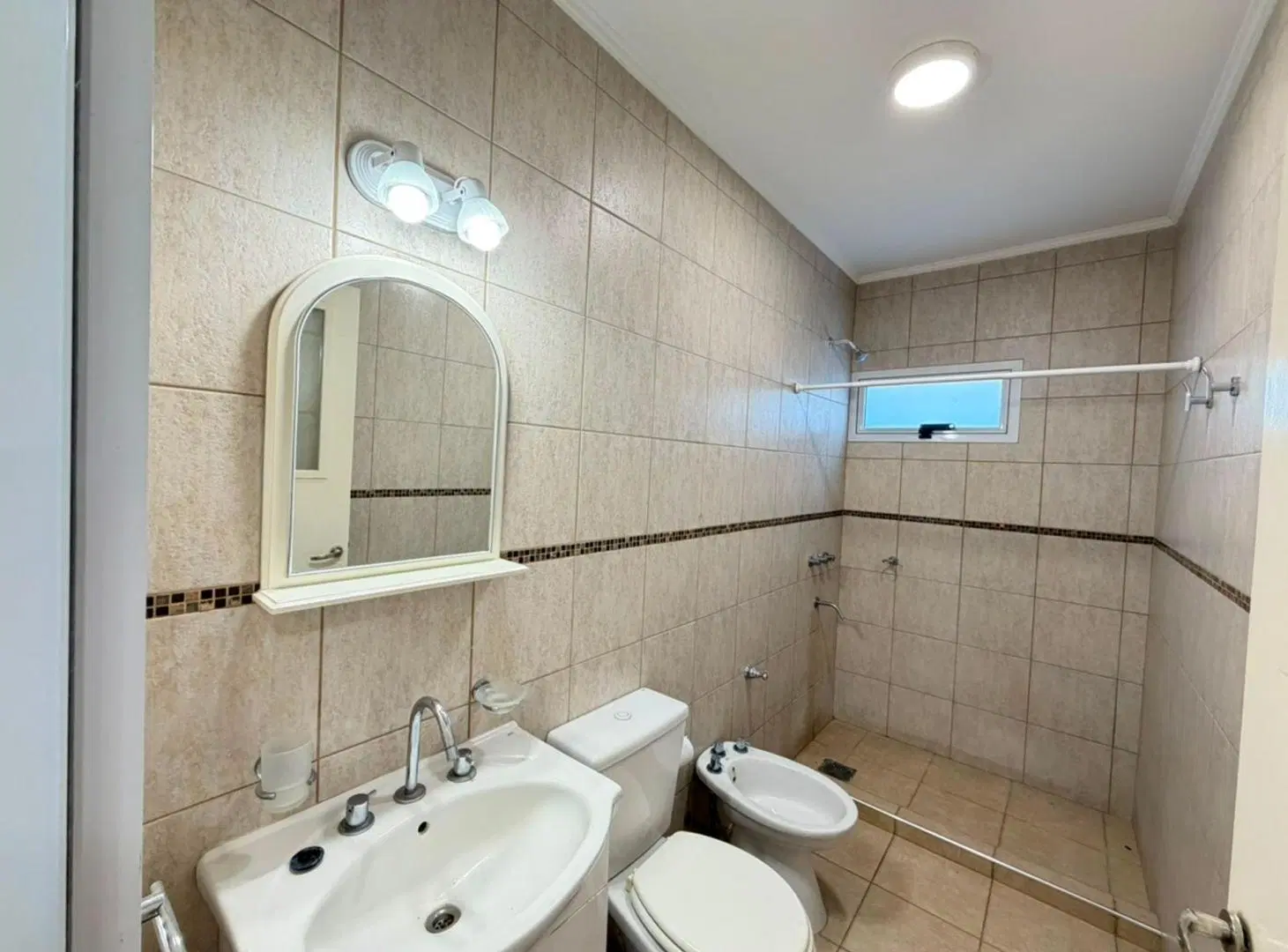REMAX/ALQUILA/CASA/3DORM/COCHERA DOBLE/SERVICIOS 4