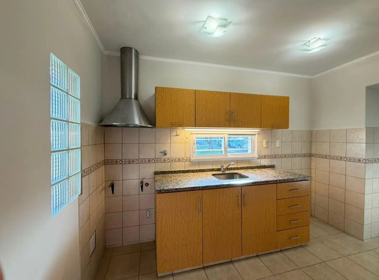 REMAX/ALQUILA/CASA/3DORM/COCHERA DOBLE/SERVICIOS 5