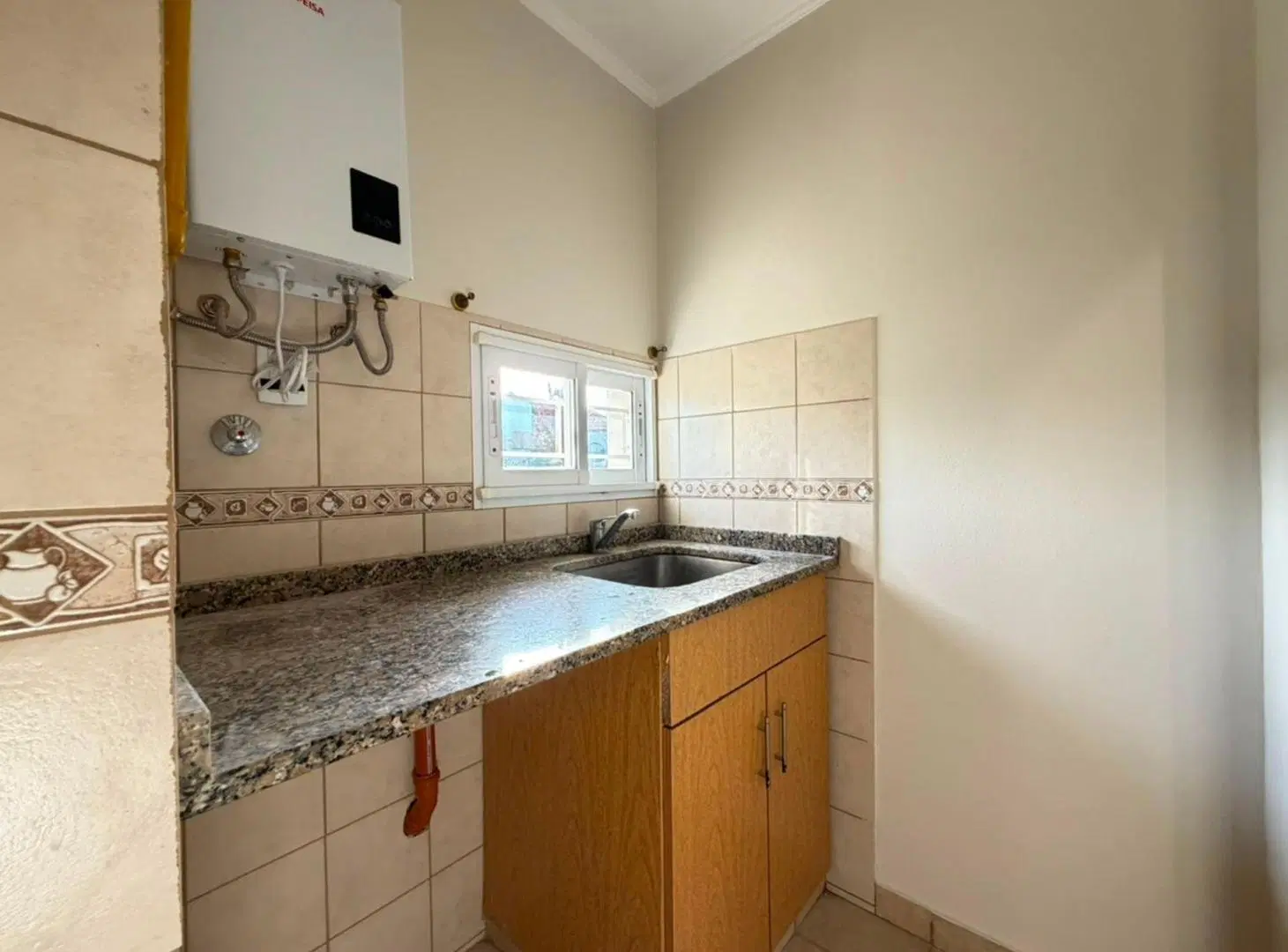REMAX/ALQUILA/CASA/3DORM/COCHERA DOBLE/SERVICIOS 2