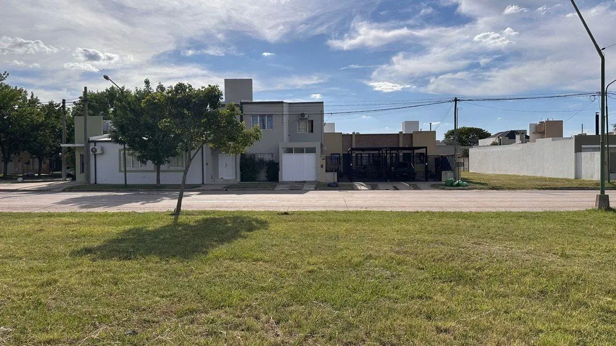 REMAX VENDE / LOTE ESCRITURABLE /ZONA SUR 3