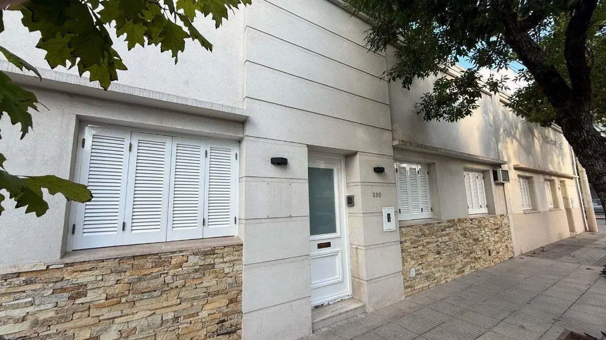VENTA CASA CENTRICA 2 DORMITORIOS SERVICIOS 3