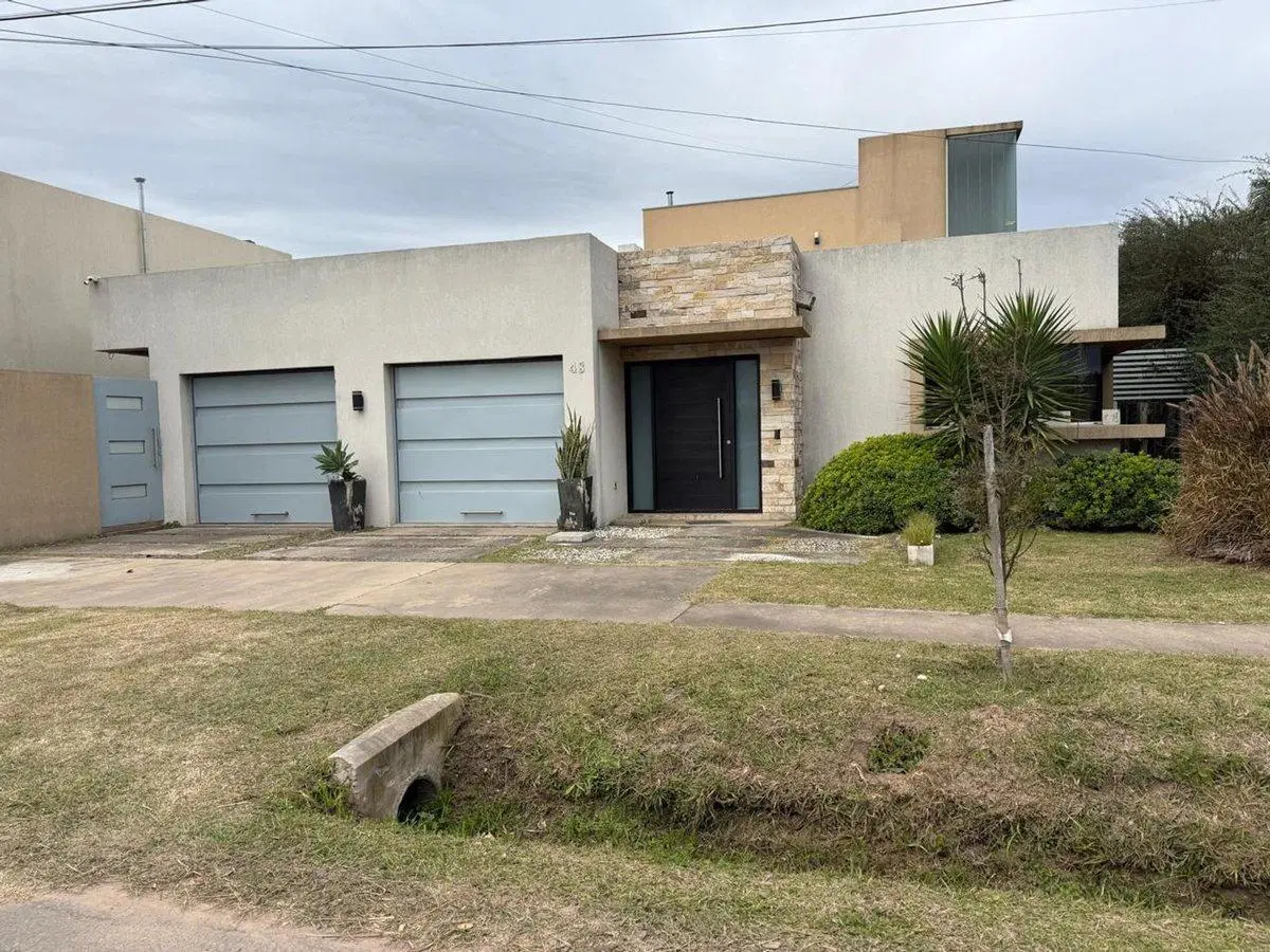 ALQUILER / CASA/ TODOS LOS SERVICIOS Y PILETA 2