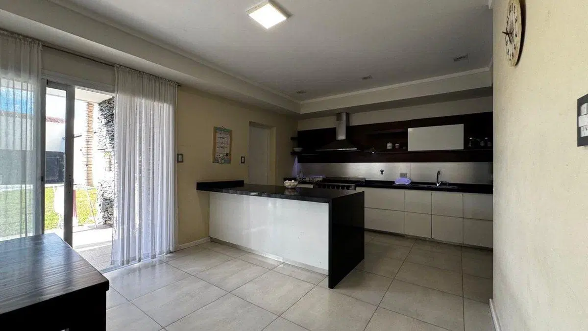 VENTA VIVIENDA /MODERNA /conPILETA/SERVICIOS 2