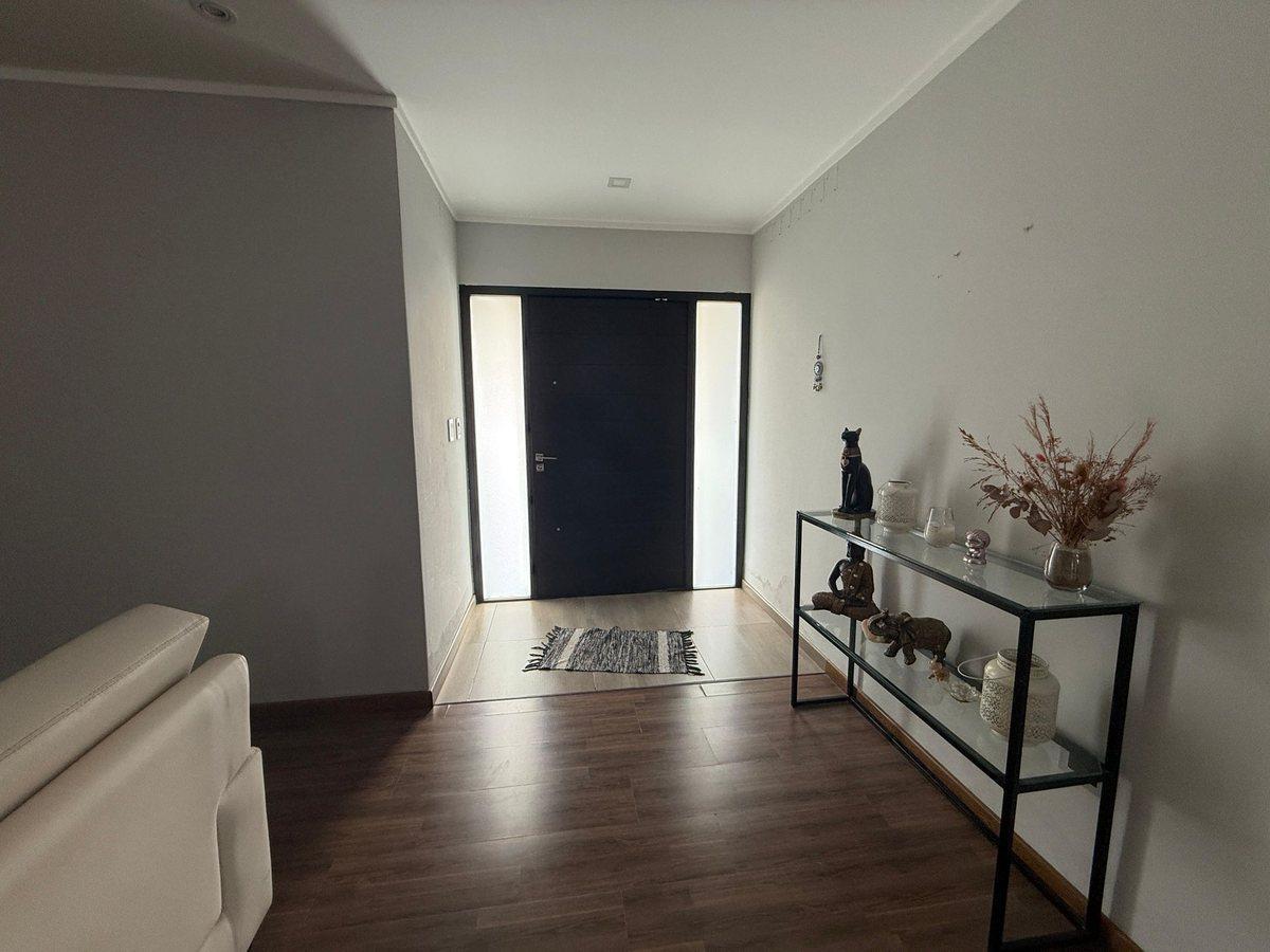 Foto de VENTA CASA / TODOS LOS SERVICIOS / 400 MTS CUB., imagen 2