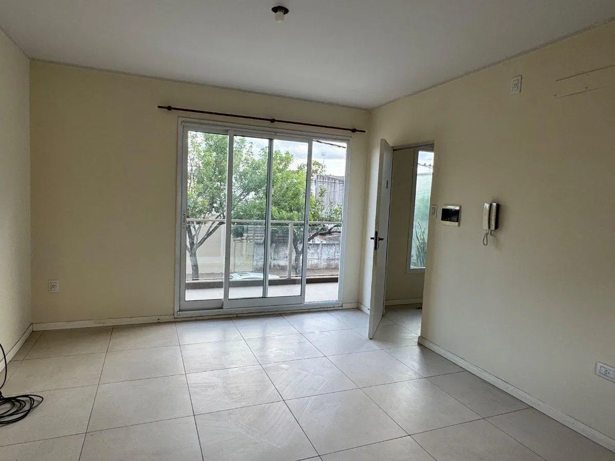VENTA - CONJUNTO DEPARTAMENTOS MAS LOCAL - RAFAELA 8