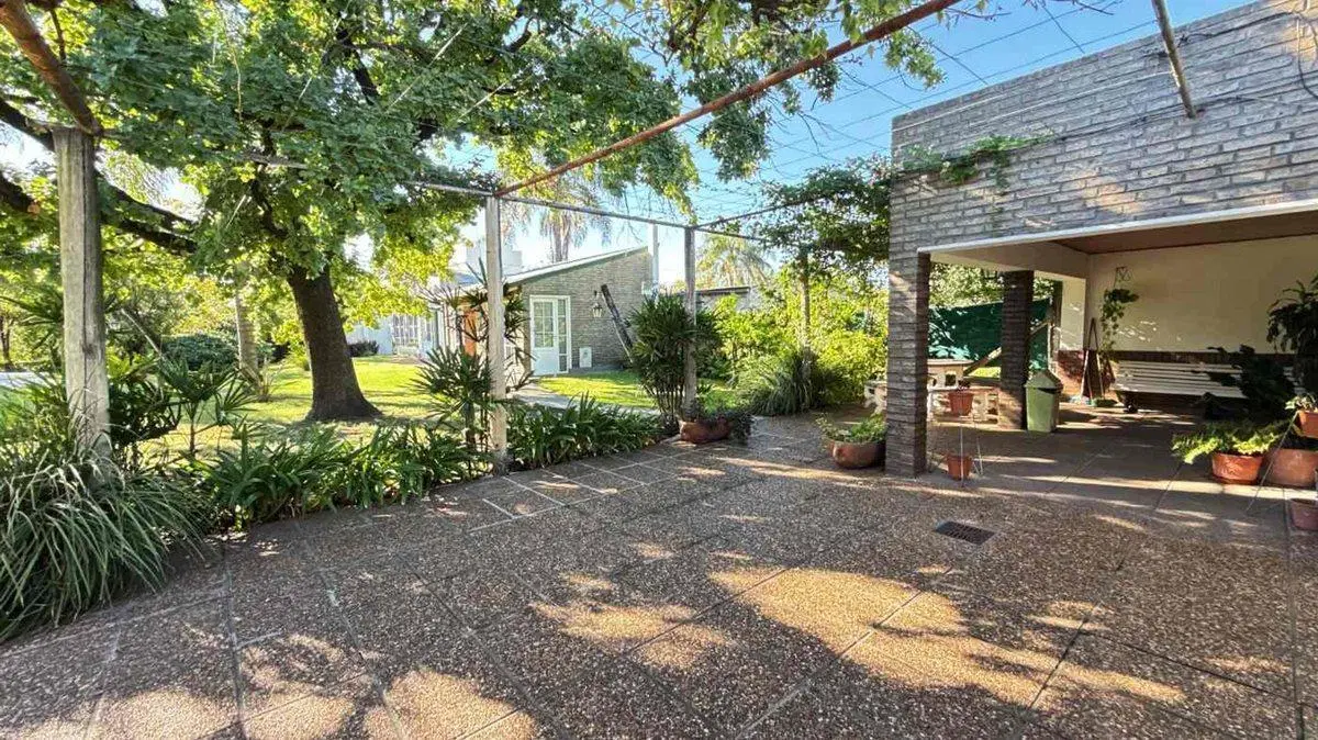 VENTA / CASA / QUINCHO / AMPLIO JARDÍN / PILETA / 3