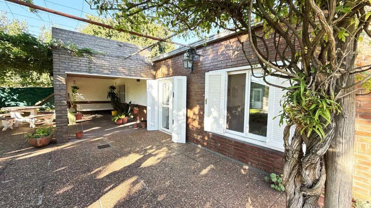 VENTA / CASA / QUINCHO / AMPLIO JARDÍN / PILETA / 4