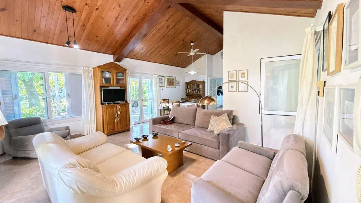 VENTA / CASA / QUINCHO / AMPLIO JARDÍN / PILETA / 8