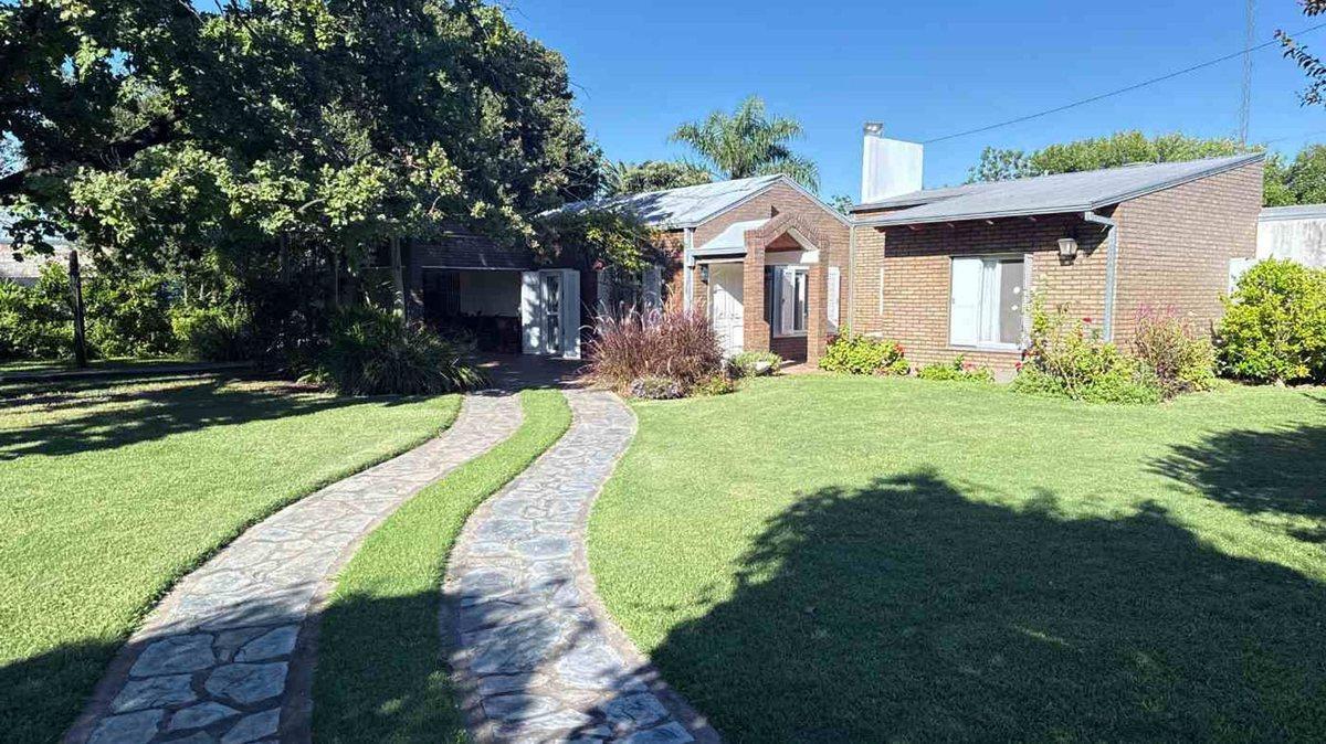 VENTA / CASA / QUINCHO / AMPLIO JARDÍN / PILETA /