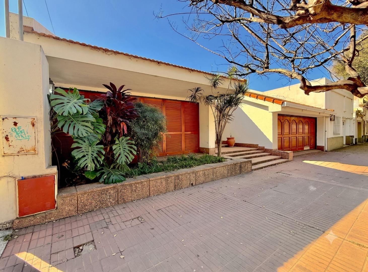 VENTA-CASA CENTRO-PILETA-RAFAELA