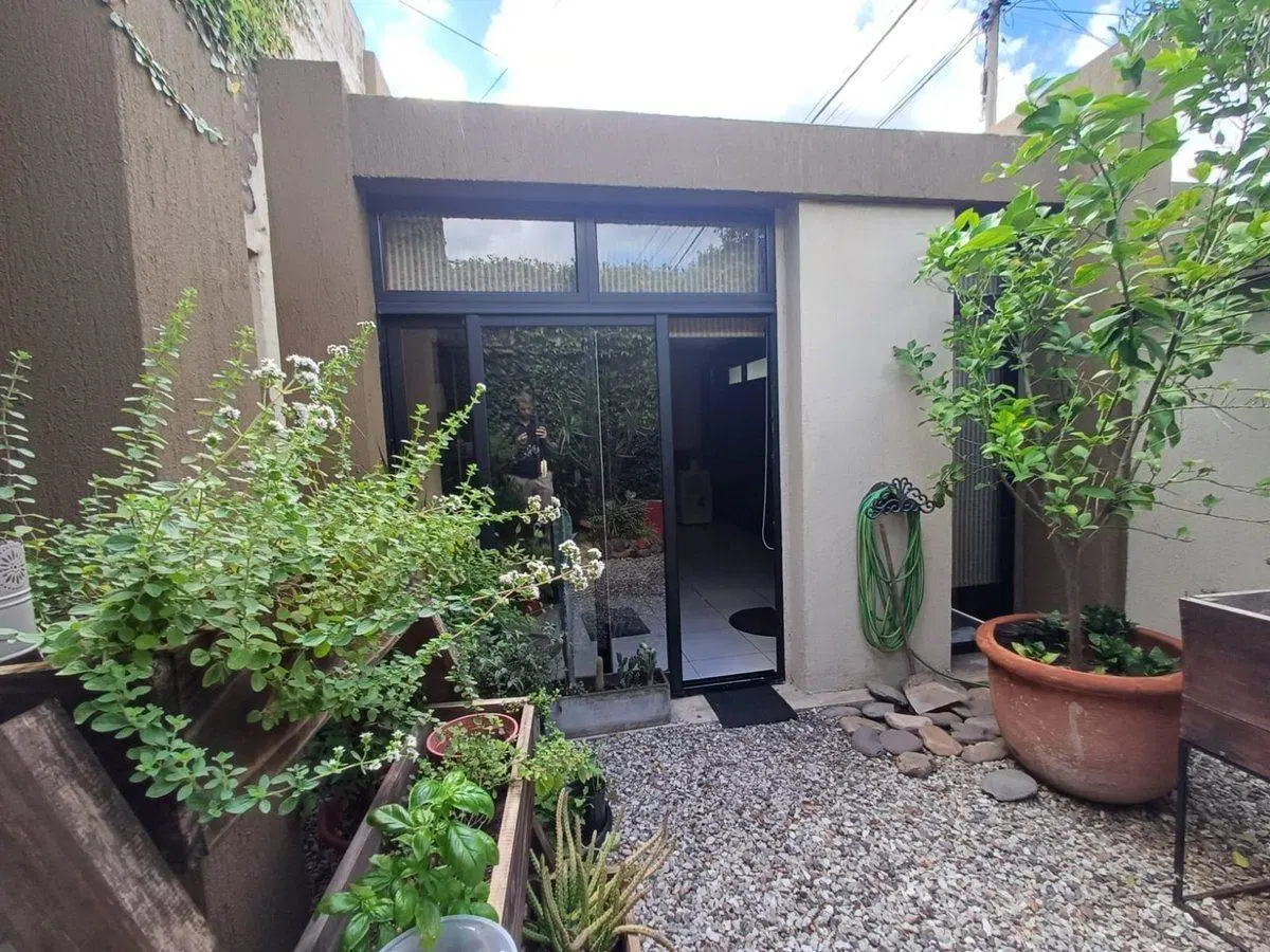 VENTA/CASA MODERNA/B° PIZZURNO/3 DORMITORIOS/SERV. 2