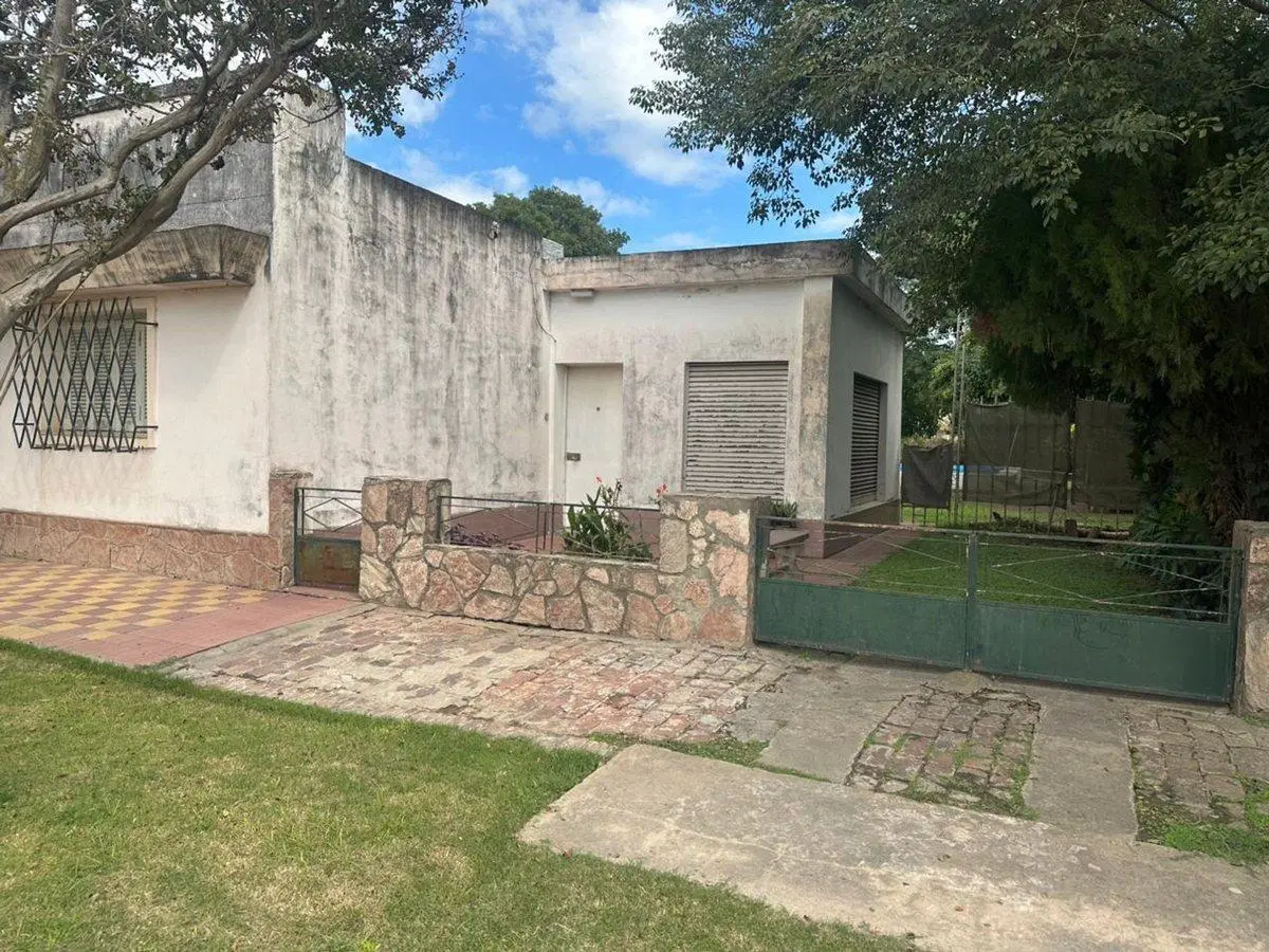 VENTA/ CASA / 2DORMITORIOS / PILETA / LEHMANN 5