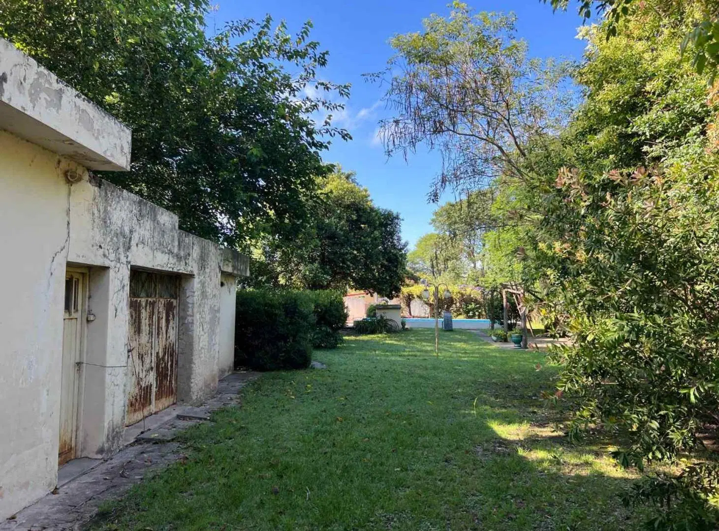 VENTA/TERRENO CON OFICINA A REFACCIONAR/LEHMANN 3