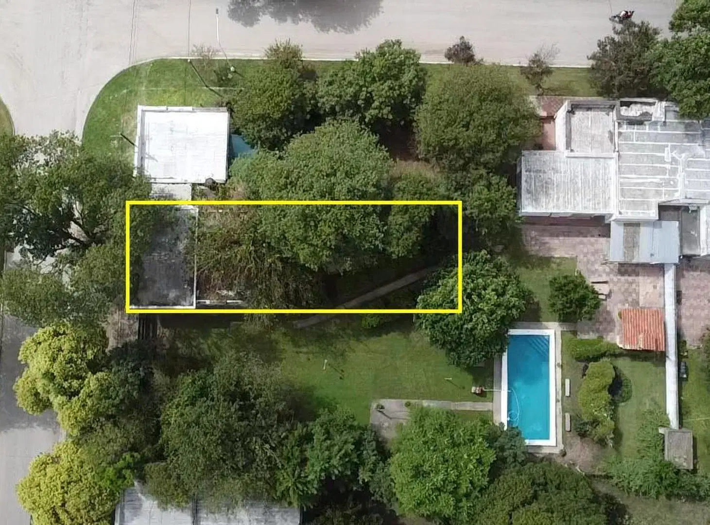 VENTA/TERRENO CON OFICINA A REFACCIONAR/LEHMANN 2