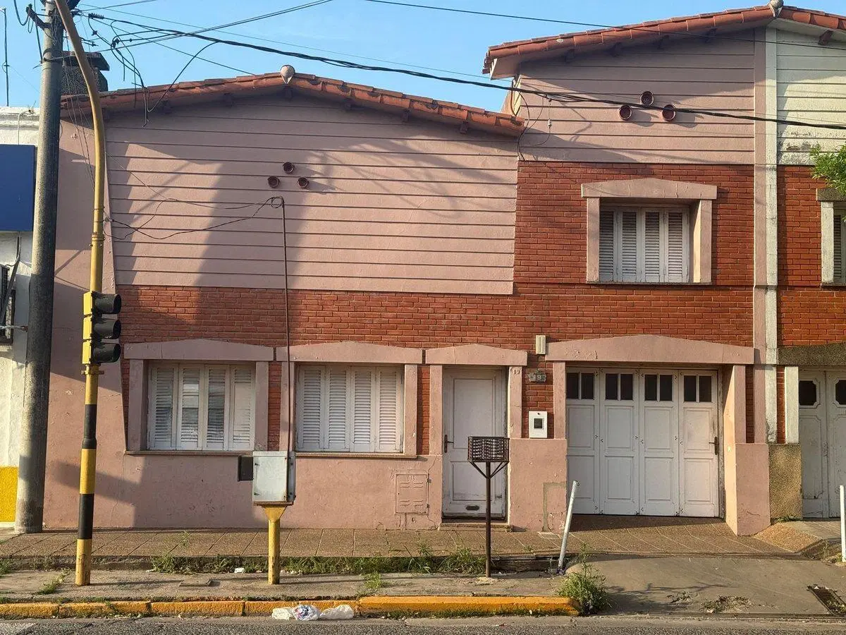 VENTA/CASA 3 DORMITORIOS/SOBRE AVENIDA 8