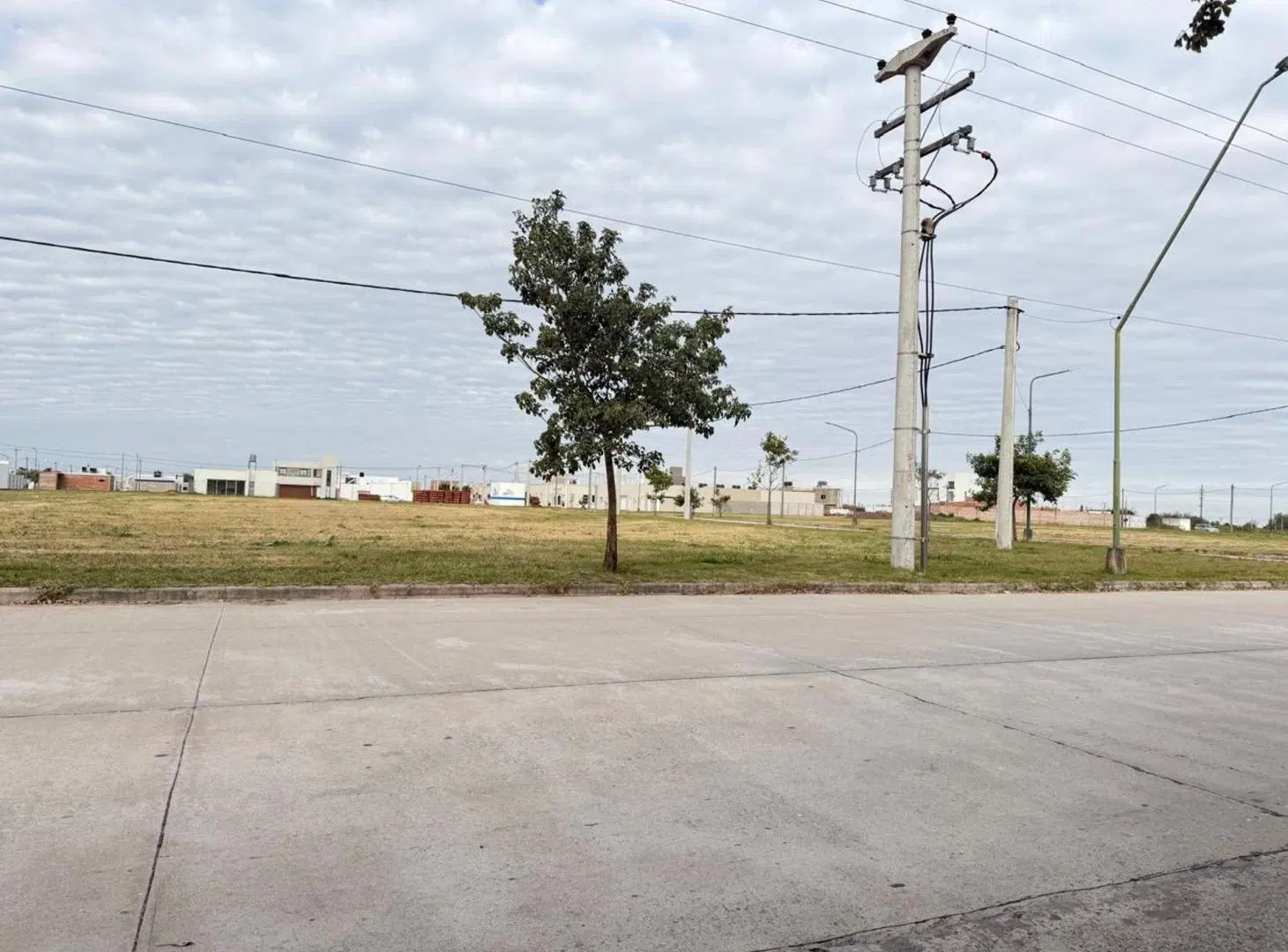REMAX/VENDE/LOTE/ALTOSDELSUR 2