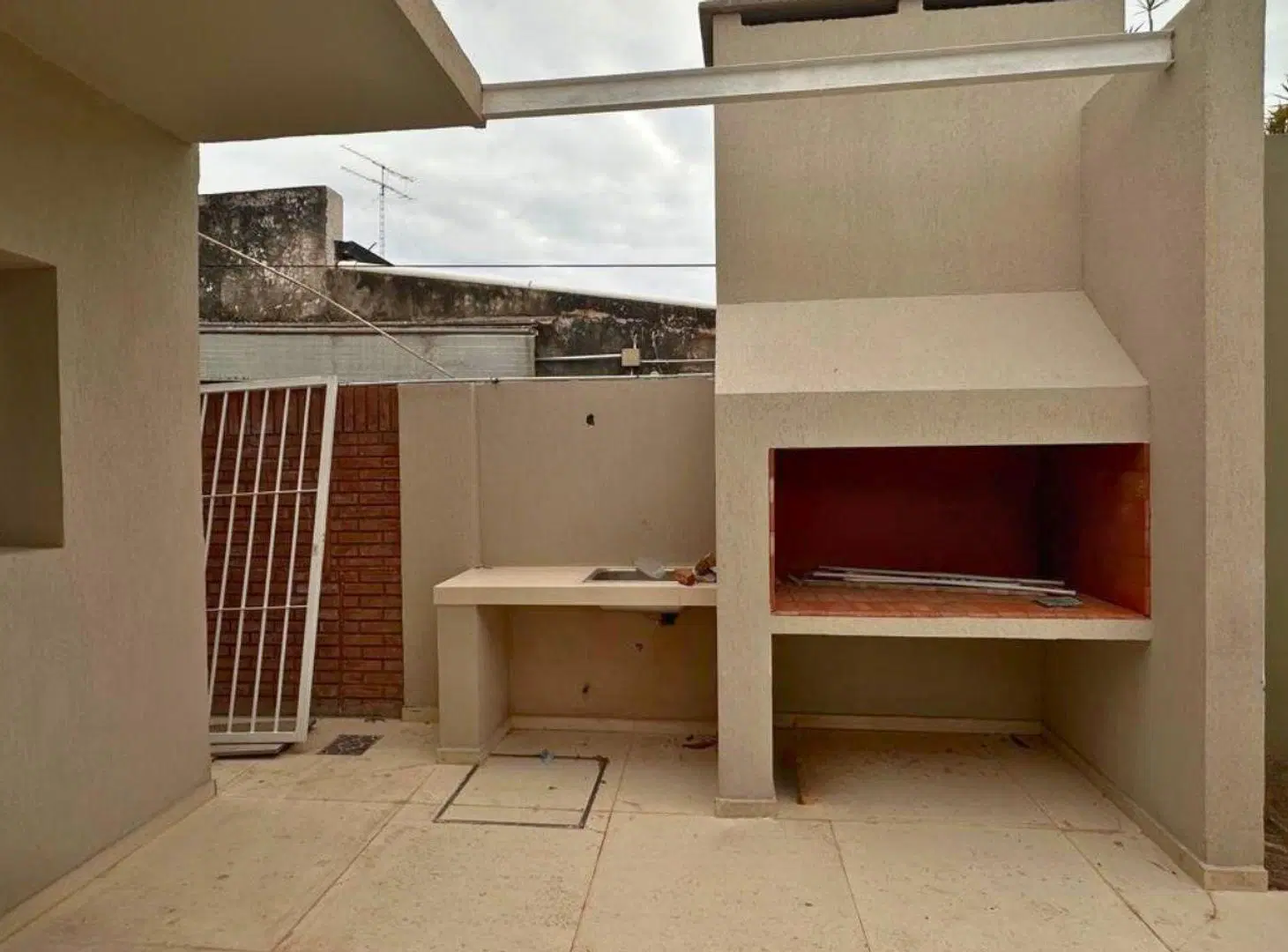 CASA RECICLADA / TODOS LOS SERVICIOS / 3-4 DORM 8